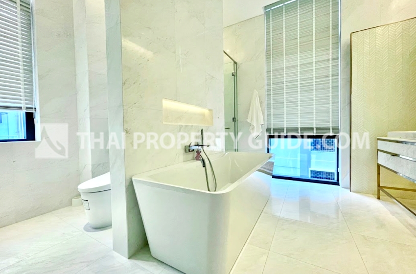 Condominium in Ploenchit 